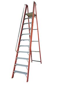 Escalera de tijera dieléctrica con plataforma. 